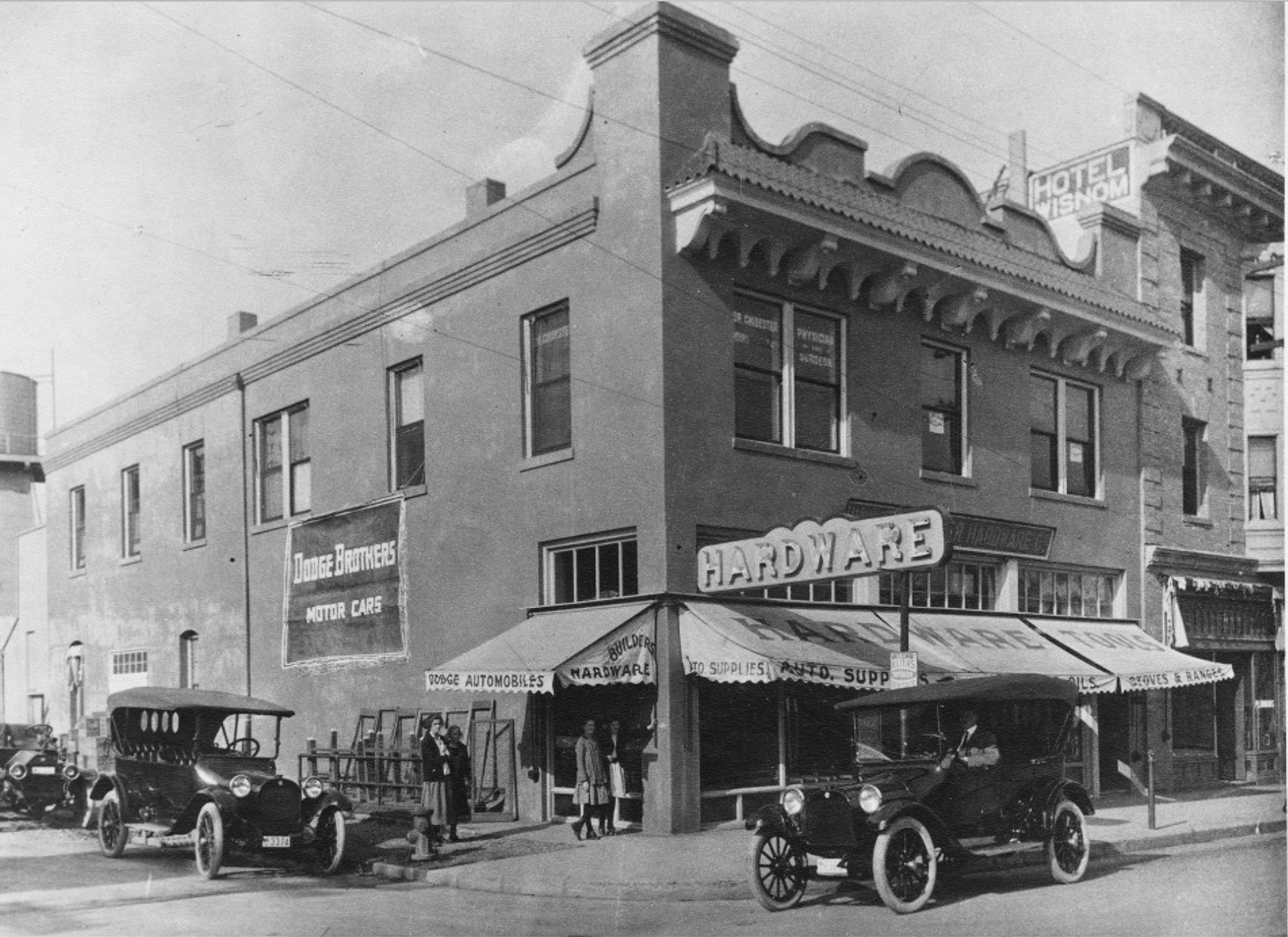 Wisnom's Hardware, downtown San Mateo, circa 1905